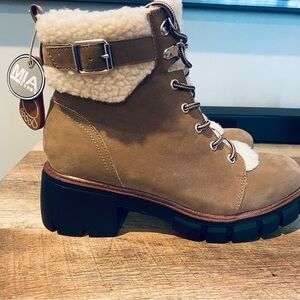 MIA women’s lace up combat boots with fur brand new size 9 brown. Ready to ship